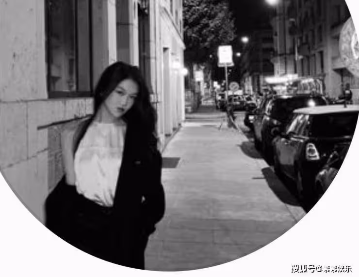 黃多多和李嫣同一天分享自拍，同為16歲的她們，風格卻完全不同