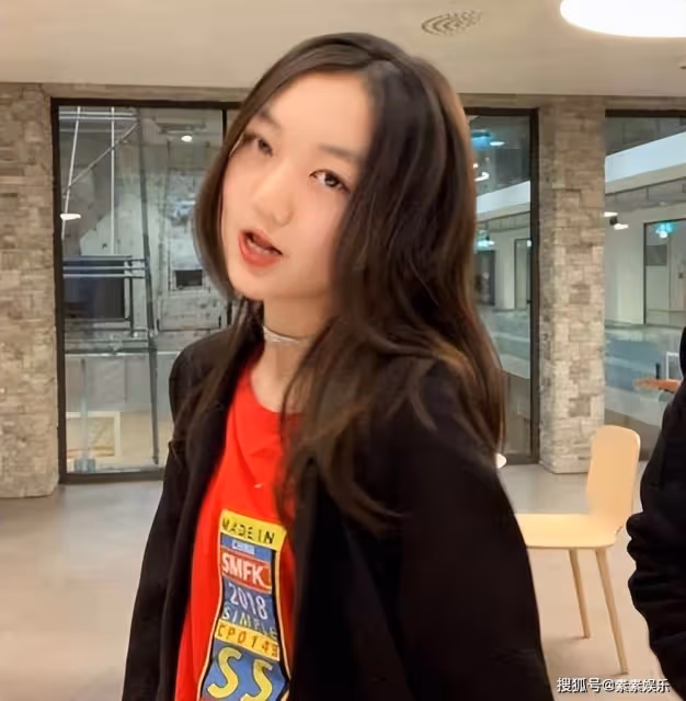 黃多多和李嫣同一天分享自拍，同為16歲的她們，風格卻完全不同