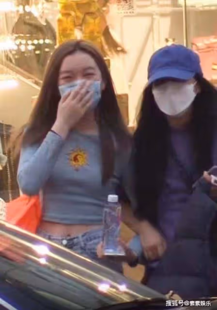 黃多多和李嫣同一天分享自拍，同為16歲的她們，風格卻完全不同