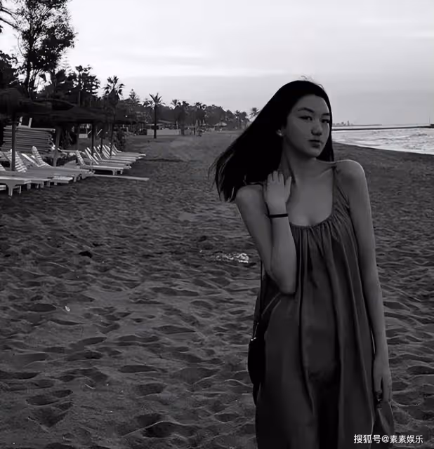 黃多多和李嫣同一天分享自拍，同為16歲的她們，風格卻完全不同
