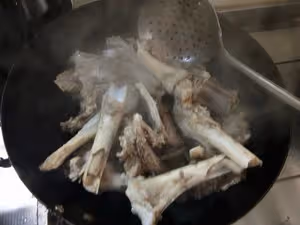 羊湯（不用添加劑，湯也呈奶白色的訣竅）