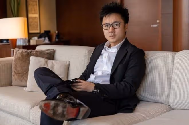 曝百億富三代將結婚!曾被港姐稱有古怪要求,早前摟日本美女出遊