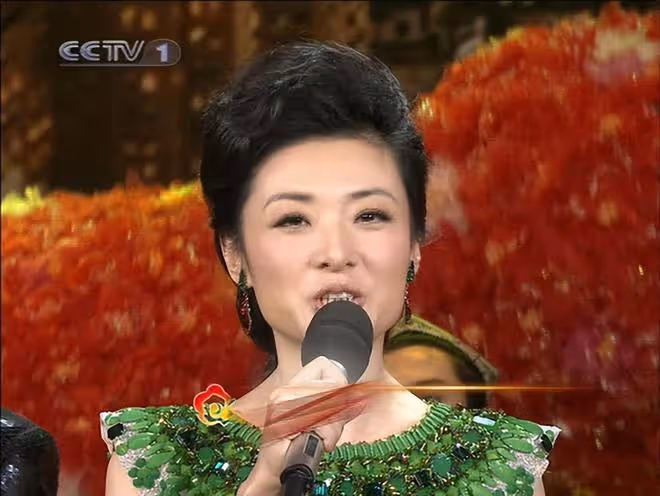 曝主持人周濤近況!穿著樸素高鐵站排隊,離開央視6年事業紅火
