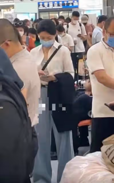 曝主持人周濤近況!穿著樸素高鐵站排隊,離開央視6年事業紅火