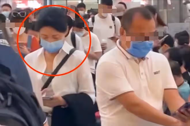 曝主持人周濤近況!穿著樸素高鐵站排隊,離開央視6年事業紅火