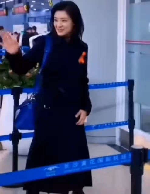 曝主持人周濤近況!穿著樸素高鐵站排隊,離開央視6年事業紅火