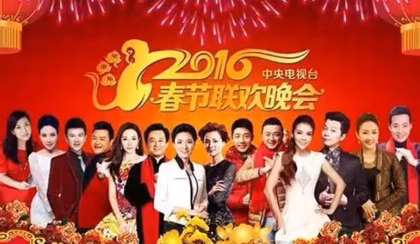 曝主持人周濤近況!穿著樸素高鐵站排隊,離開央視6年事業紅火