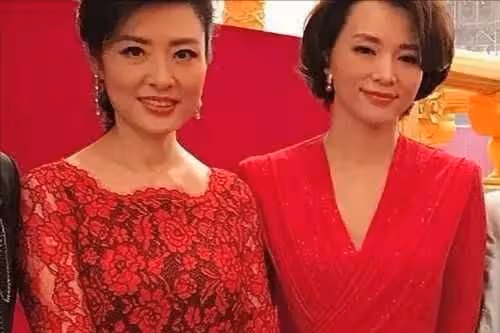 曝主持人周濤近況!穿著樸素高鐵站排隊,離開央視6年事業紅火