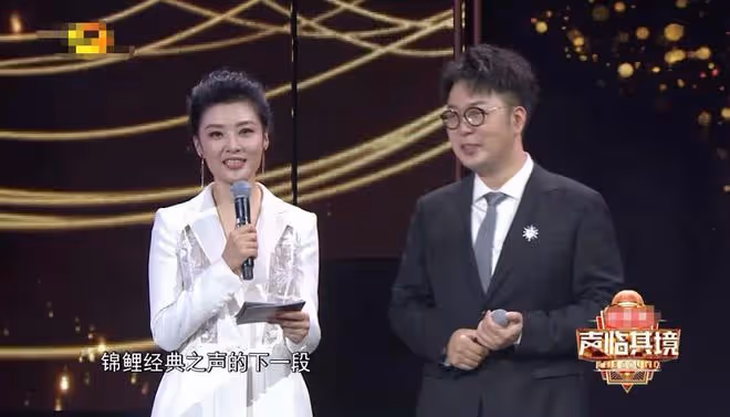 曝主持人周濤近況!穿著樸素高鐵站排隊,離開央視6年事業紅火