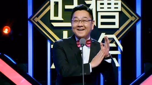 曝主持人周濤近況!穿著樸素高鐵站排隊,離開央視6年事業紅火