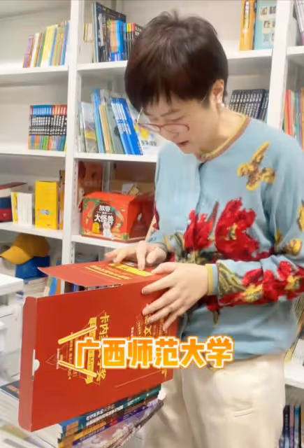 曝主持人周濤近況!穿著樸素高鐵站排隊,離開央視6年事業紅火