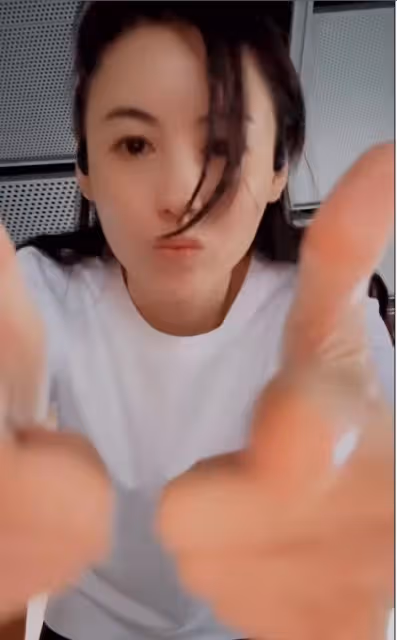 42歲張柏芝曬健身視頻,素顏出鏡嘟嘴賣萌,此前帶貨過億心情好