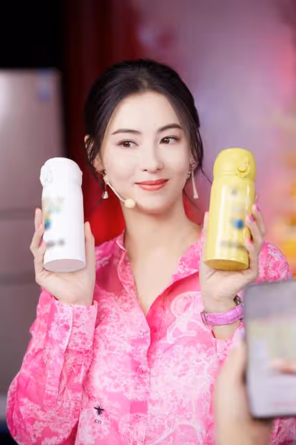 42歲張柏芝曬健身視頻,素顏出鏡嘟嘴賣萌,此前帶貨過億心情好