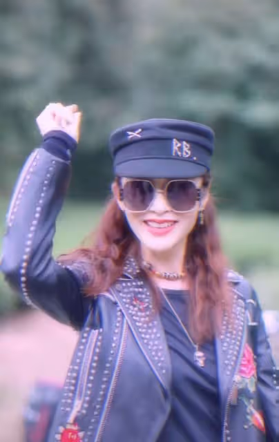 張敏攜小男友定居內地!緊摟蒲巴甲騎摩托兜風,戴佛珠白嫩似少女