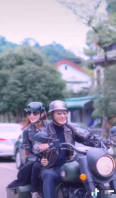 張敏攜小男友定居內地!緊摟蒲巴甲騎摩托兜風,戴佛珠白嫩似少女