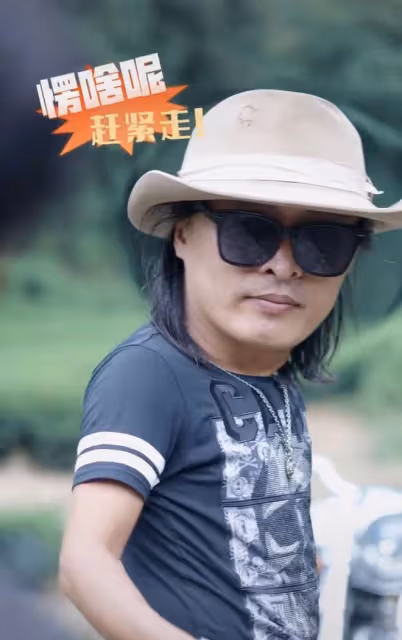 張敏攜小男友定居內地!緊摟蒲巴甲騎摩托兜風,戴佛珠白嫩似少女