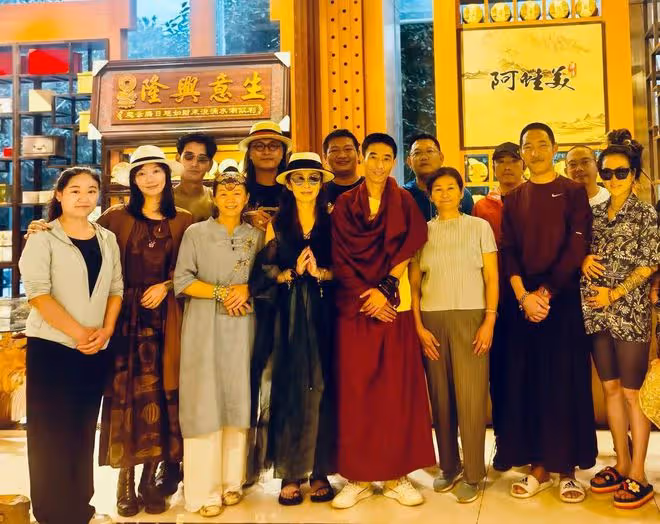 張敏攜小男友定居內地!緊摟蒲巴甲騎摩托兜風,戴佛珠白嫩似少女