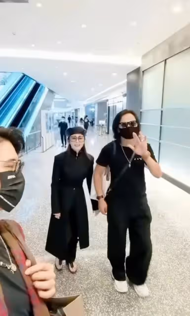 張敏攜小男友定居內地!緊摟蒲巴甲騎摩托兜風,戴佛珠白嫩似少女