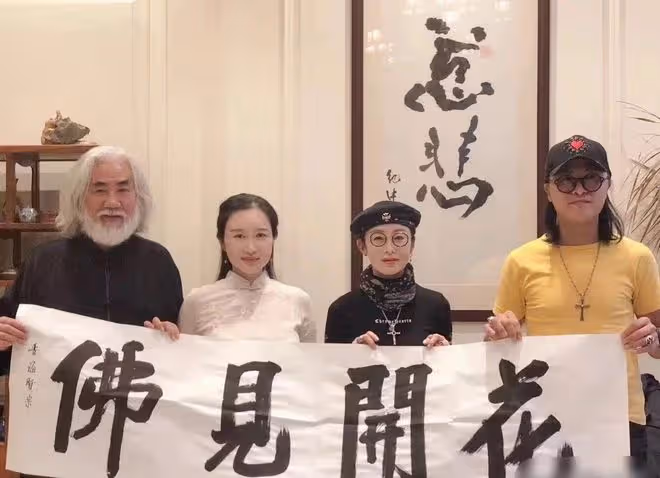 張敏攜小男友定居內地!緊摟蒲巴甲騎摩托兜風,戴佛珠白嫩似少女