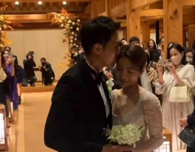 孫藝珍挺孕肚出席閨蜜婚禮,花絮照片曝光,雪白長裙+幸福笑容
