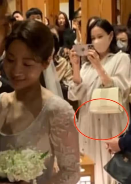 孫藝珍挺孕肚出席閨蜜婚禮,花絮照片曝光,雪白長裙+幸福笑容