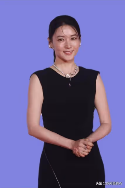 51歲的李英愛令20幾歲小伙動心,身材窈窕動人,肌膚緊緻似少女