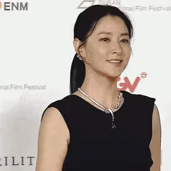 51歲的李英愛令20幾歲小伙動心,身材窈窕動人,肌膚緊緻似少女