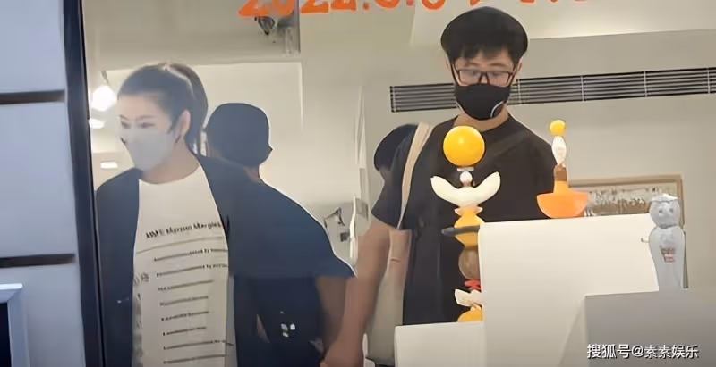 Selina與男友好事將近,男友獲得父親認可,兩人牽手看演唱會