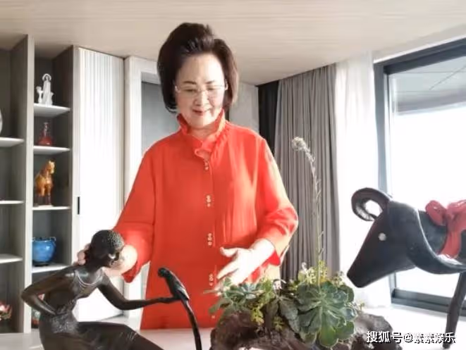 瓊瑤在「淡水新居」首度露面，笑著跟大家打招呼，模樣和藹可親