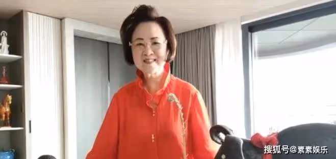 瓊瑤在「淡水新居」首度露面，笑著跟大家打招呼，模樣和藹可親