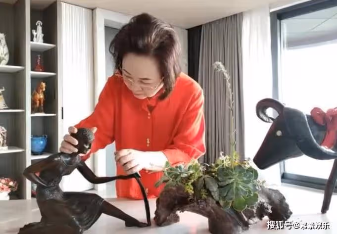 瓊瑤在「淡水新居」首度露面，笑著跟大家打招呼，模樣和藹可親
