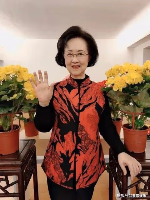 瓊瑤在「淡水新居」首度露面，笑著跟大家打招呼，模樣和藹可親
