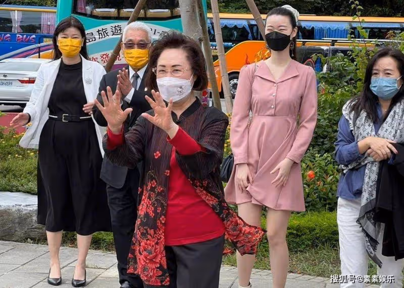 瓊瑤在「淡水新居」首度露面，笑著跟大家打招呼，模樣和藹可親