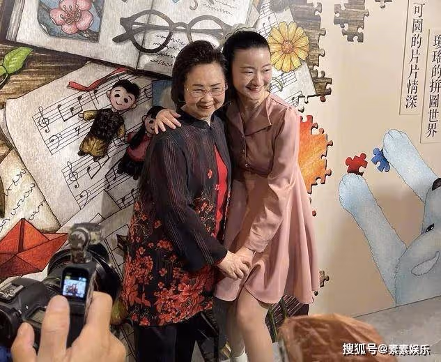 瓊瑤在「淡水新居」首度露面，笑著跟大家打招呼，模樣和藹可親