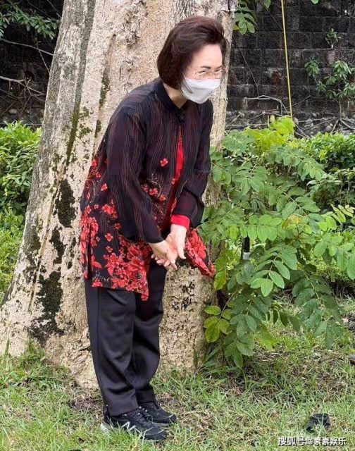 瓊瑤在「淡水新居」首度露面，笑著跟大家打招呼，模樣和藹可親