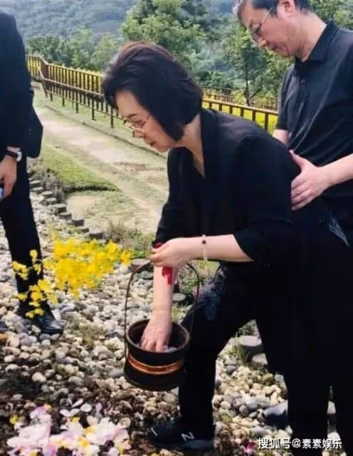 瓊瑤在「淡水新居」首度露面，笑著跟大家打招呼，模樣和藹可親