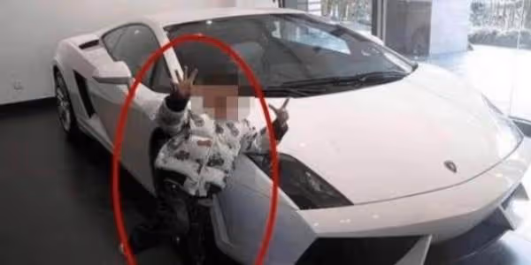 6歲女童開心摸藍寶堅尼超跑，卻被店員罵：「妳賠不起！」媽媽怒嗆：「你跪下我買2輛」！