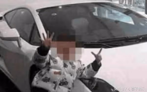 6歲女童開心摸藍寶堅尼超跑，卻被店員罵：「妳賠不起！」媽媽怒嗆：「你跪下我買2輛」！