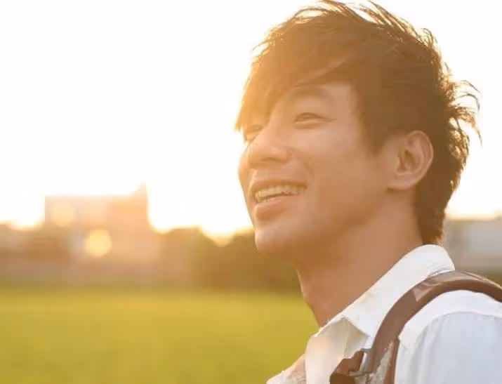 知名男星張善為，退隱10年後近況曝光，因病癱床生活無法自理，靠保險度日，堅強拒賣慘：我現在很好
