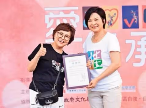 「真的撐不下去了！」紀寶如一句求助，影后楊貴媚「豪邁200多萬獻善心」緊急救同行，不求回報反謝對方「我是在報恩」