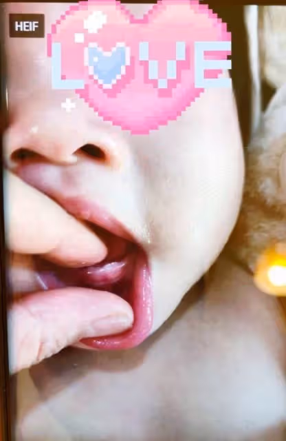 林依晨首曬「女兒正臉」，小可愛已長出牙齒， 小臉蛋肉嘟嘟的，透露女兒很乖：是來報恩的