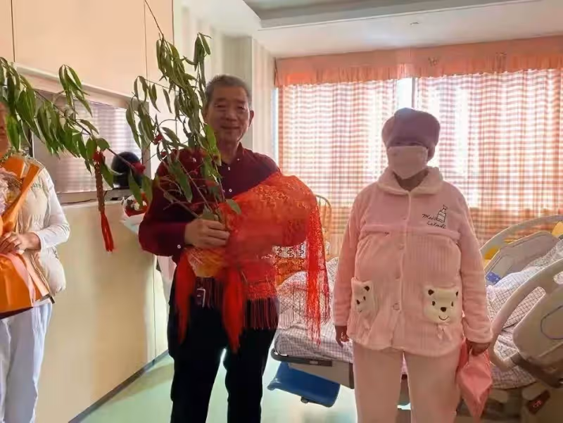 69歲老婦自然懷孕，堅持生下來，兒女反對她不惜斷絕關係，如今2年後，生活現狀惹唏噓