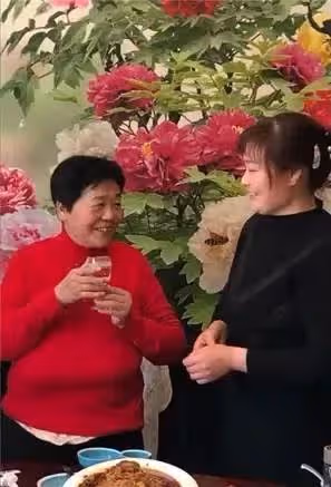 69歲老婦自然懷孕，堅持生下來，兒女反對她不惜斷絕關係，如今2年後，生活現狀惹唏噓
