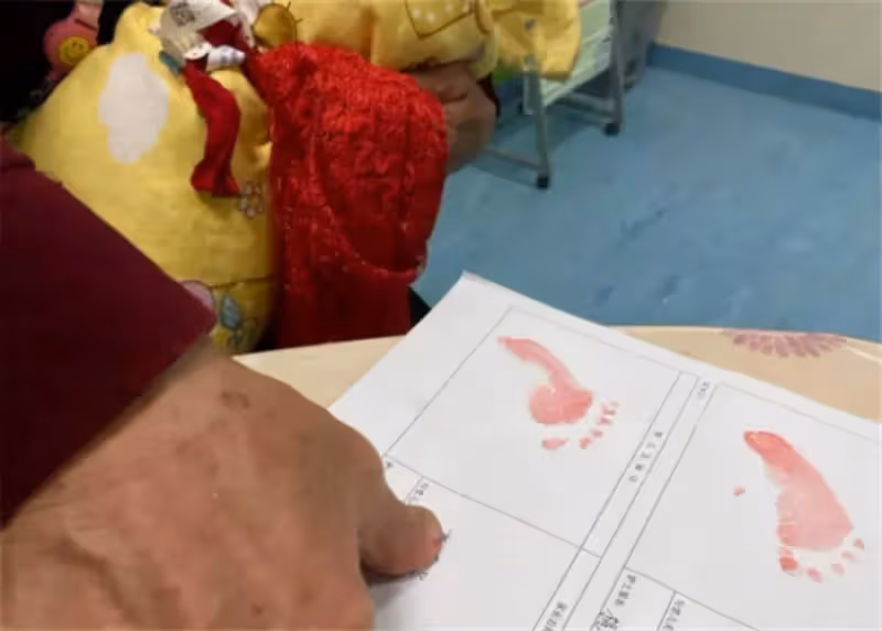 69歲老婦自然懷孕，堅持生下來，兒女反對她不惜斷絕關係，如今2年後，生活現狀惹唏噓