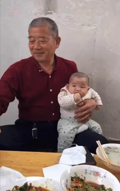 69歲老婦自然懷孕，堅持生下來，兒女反對她不惜斷絕關係，如今2年後，生活現狀惹唏噓
