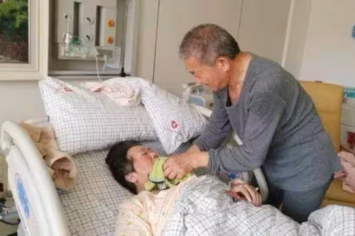 69歲老婦自然懷孕，堅持生下來，兒女反對她不惜斷絕關係，如今2年後，生活現狀惹唏噓