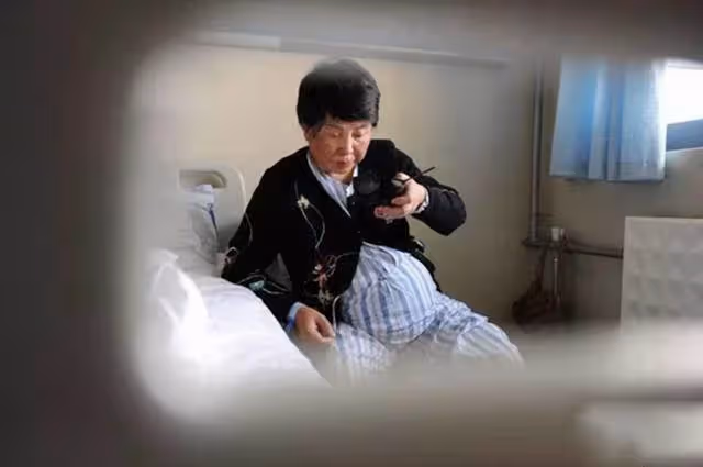 69歲老婦自然懷孕，堅持生下來，兒女反對她不惜斷絕關係，如今2年後，生活現狀惹唏噓
