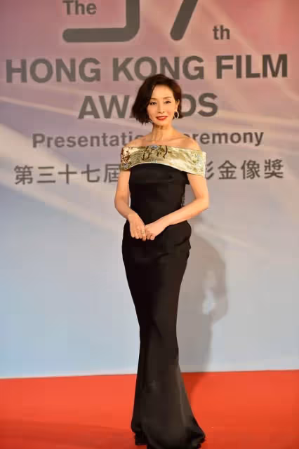 毛舜筠太精緻，63歲「一襲黑裙」腰身纖細高貴動人，網友：不愧是張國榮求過婚的女人