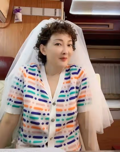 春晚女神牛莉整容大變樣，臉部腫脹僵硬似發麵饅頭，鼻子像犀牛！