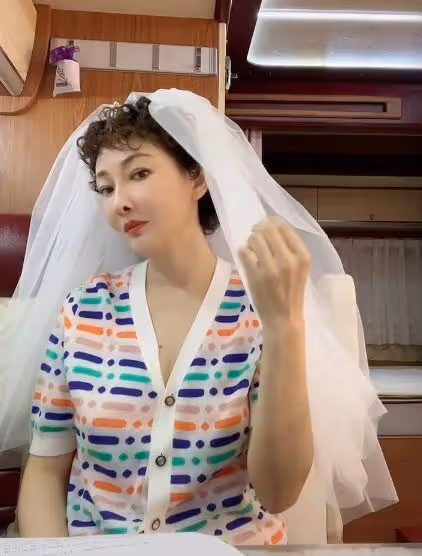 春晚女神牛莉整容大變樣，臉部腫脹僵硬似發麵饅頭，鼻子像犀牛！